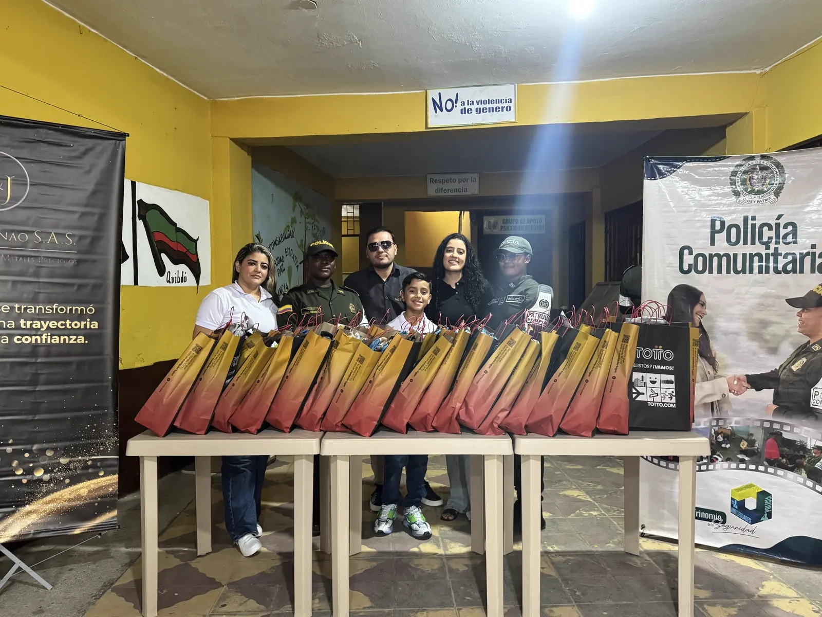 Entrega de kits escolares junto a la Policía Comunitaria en Quibdó