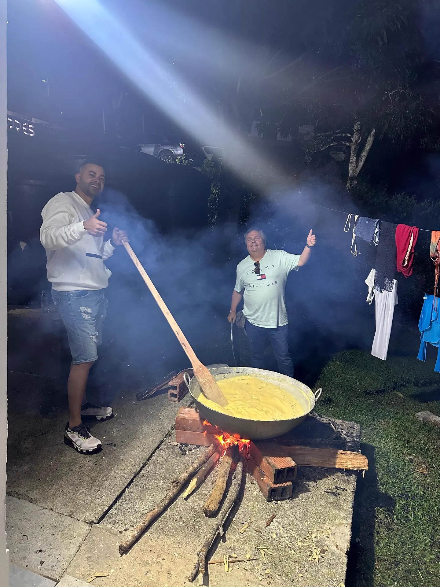 Integrantes del equipo preparando natilla al fogón