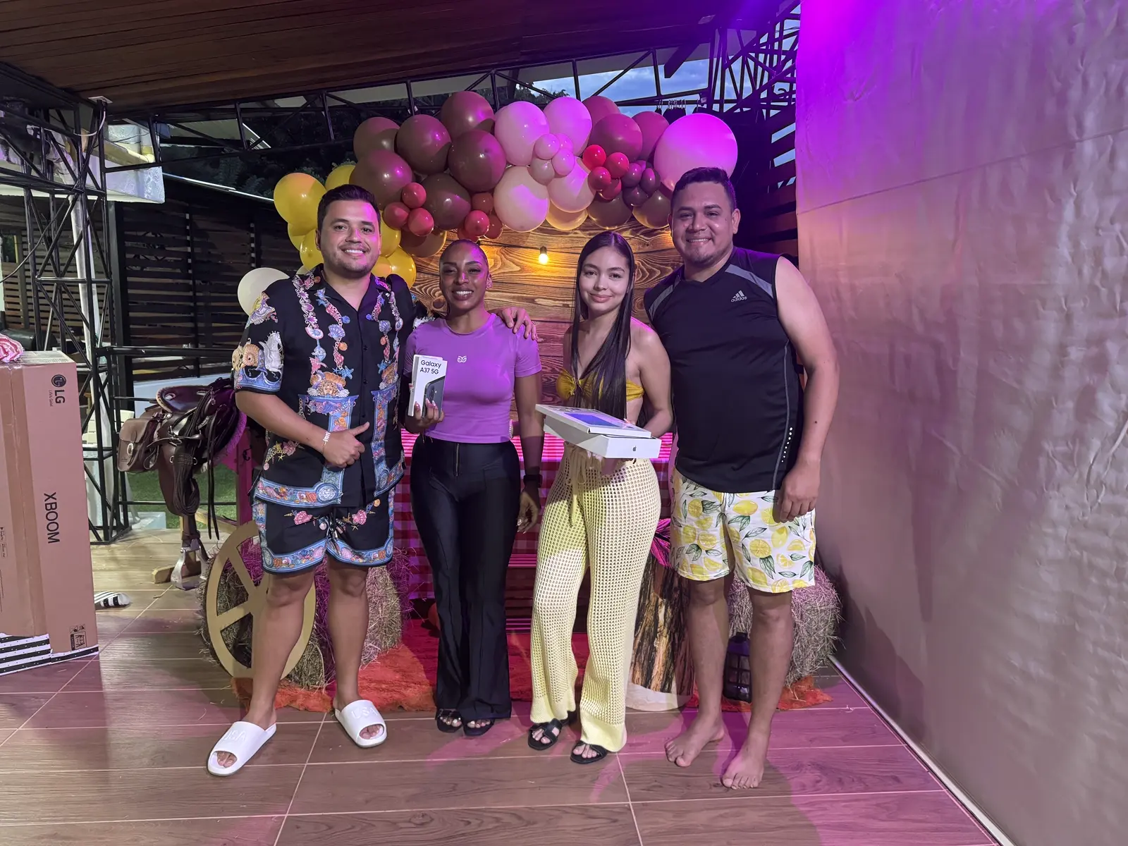 Integrantes del equipo en un evento de integración con entrega de premios