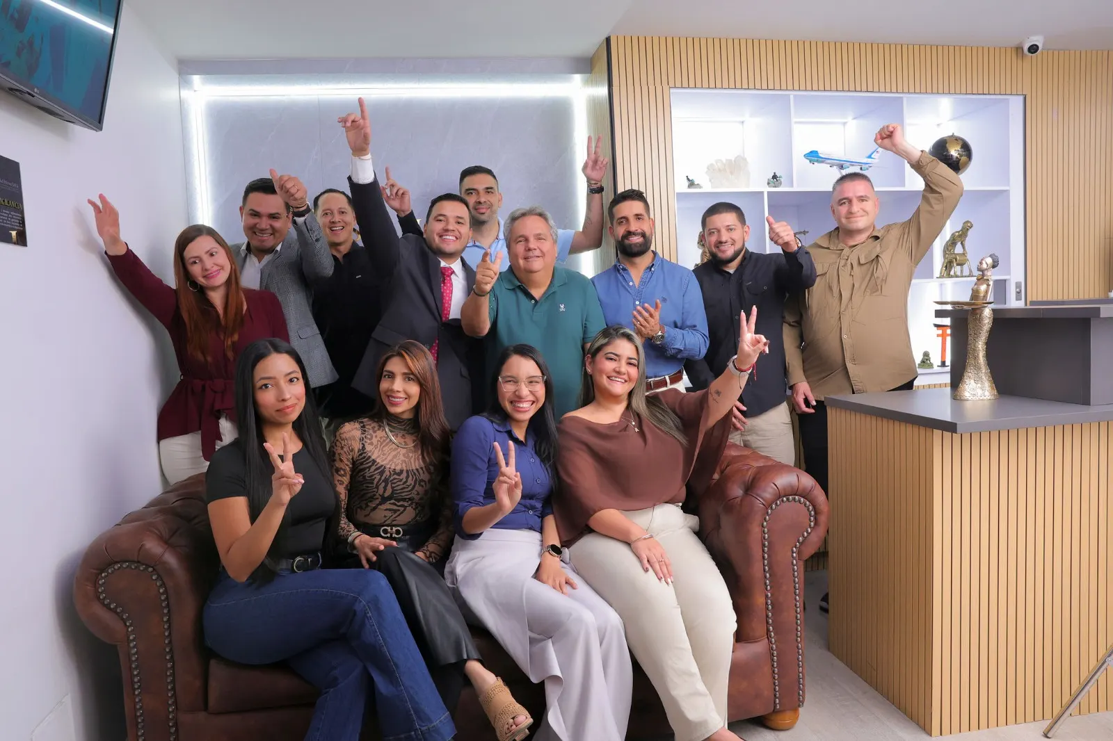 Equipo de C.I. S&J Henao S.A.S. celebrando en sus oficinas