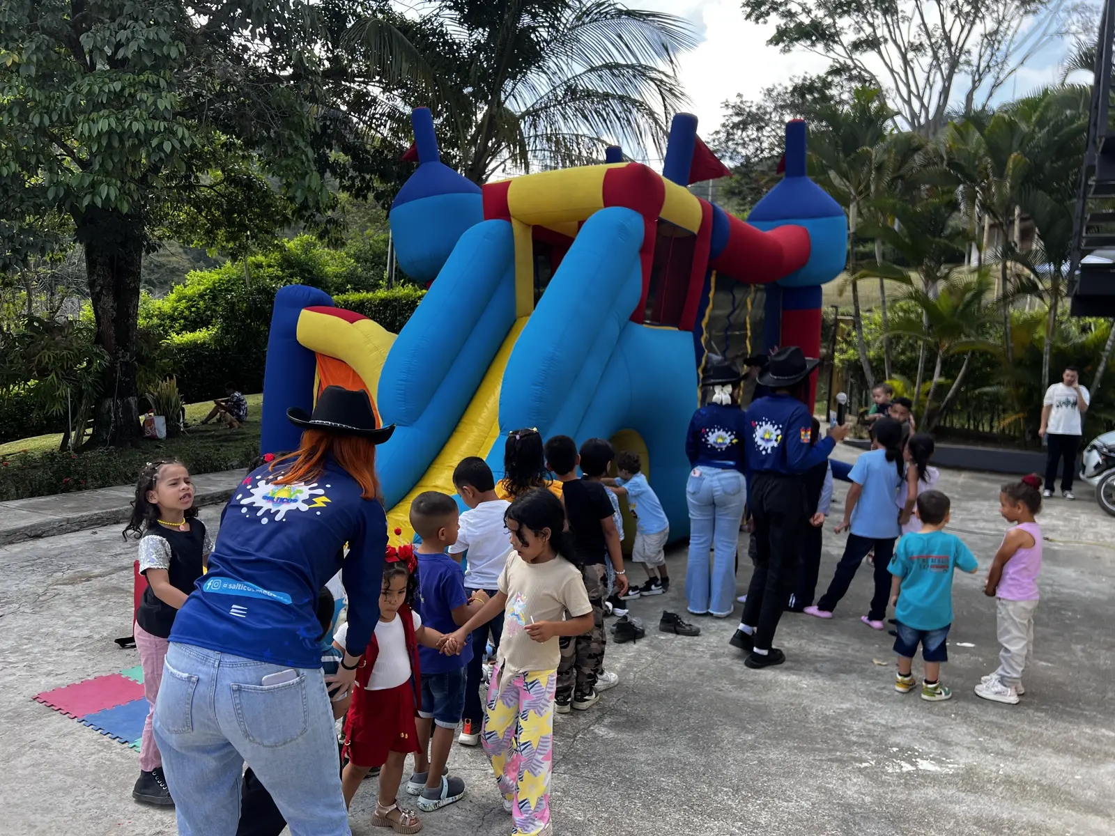 Niños jugando junto a un inflable durante una jornada recreativa