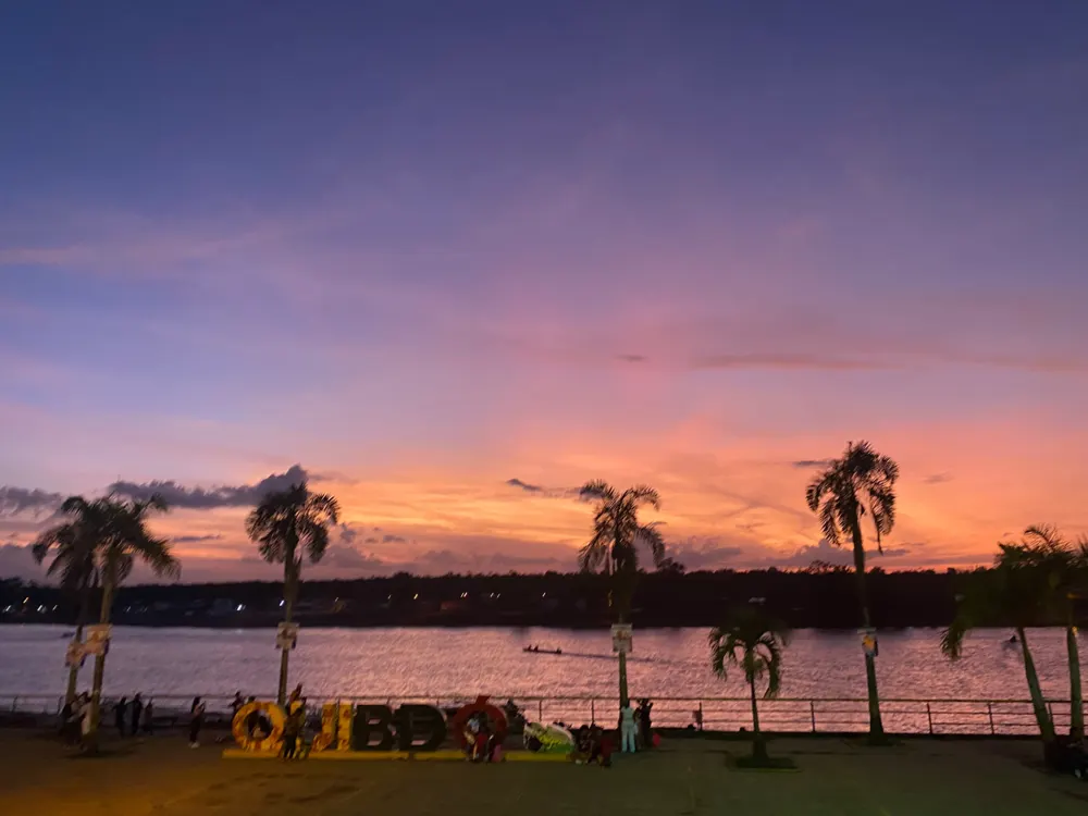 Letrero de Quibdó en el malecón al atardecer