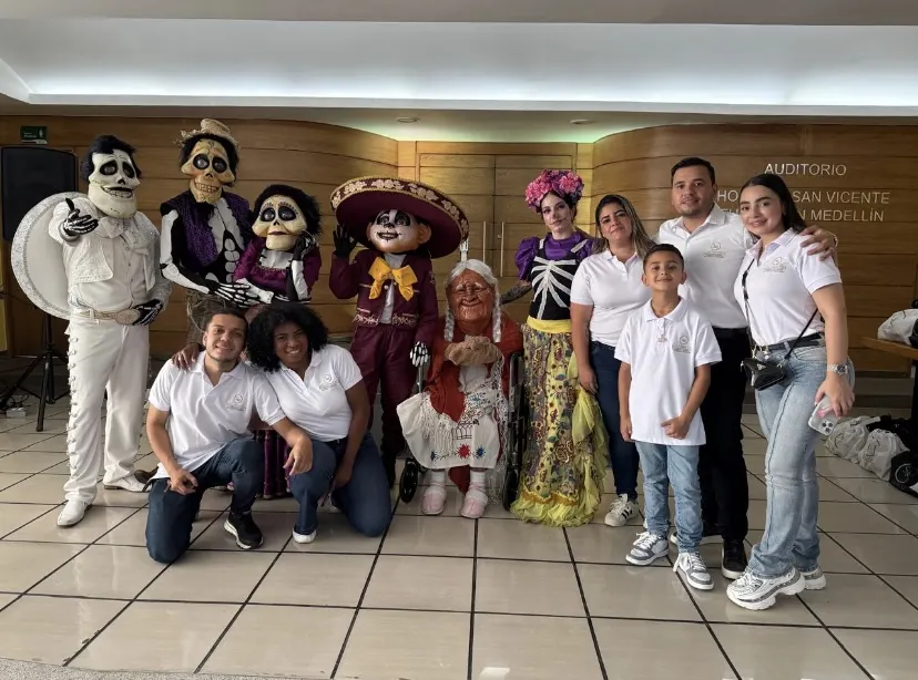 Equipo de la compañía en una actividad social con niños y personajes animados