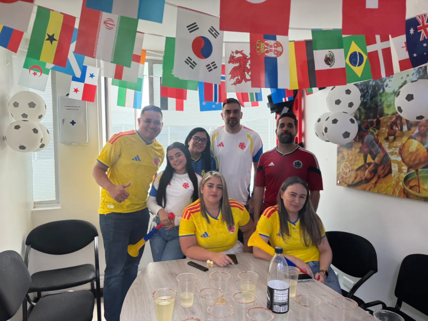 Integrantes del equipo con camisetas de la Selección Colombia