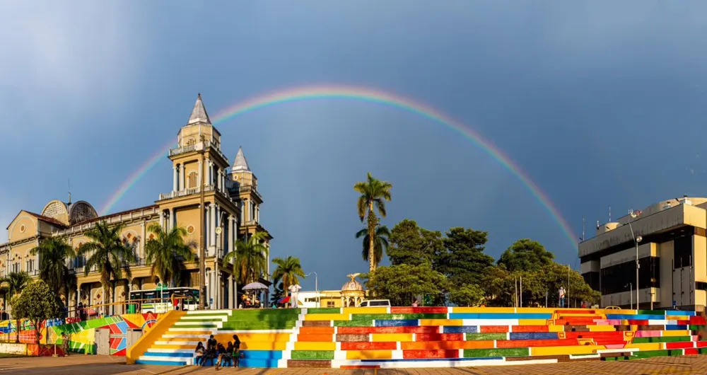Catedral San Francisco de Asís y escalinatas del parque central de Quibdó
