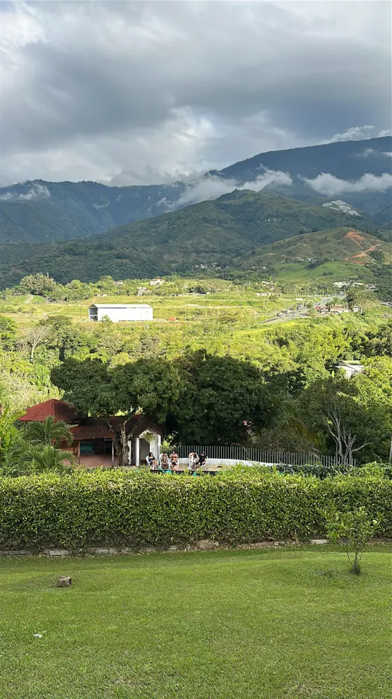 Paisaje montañoso de la región de operación