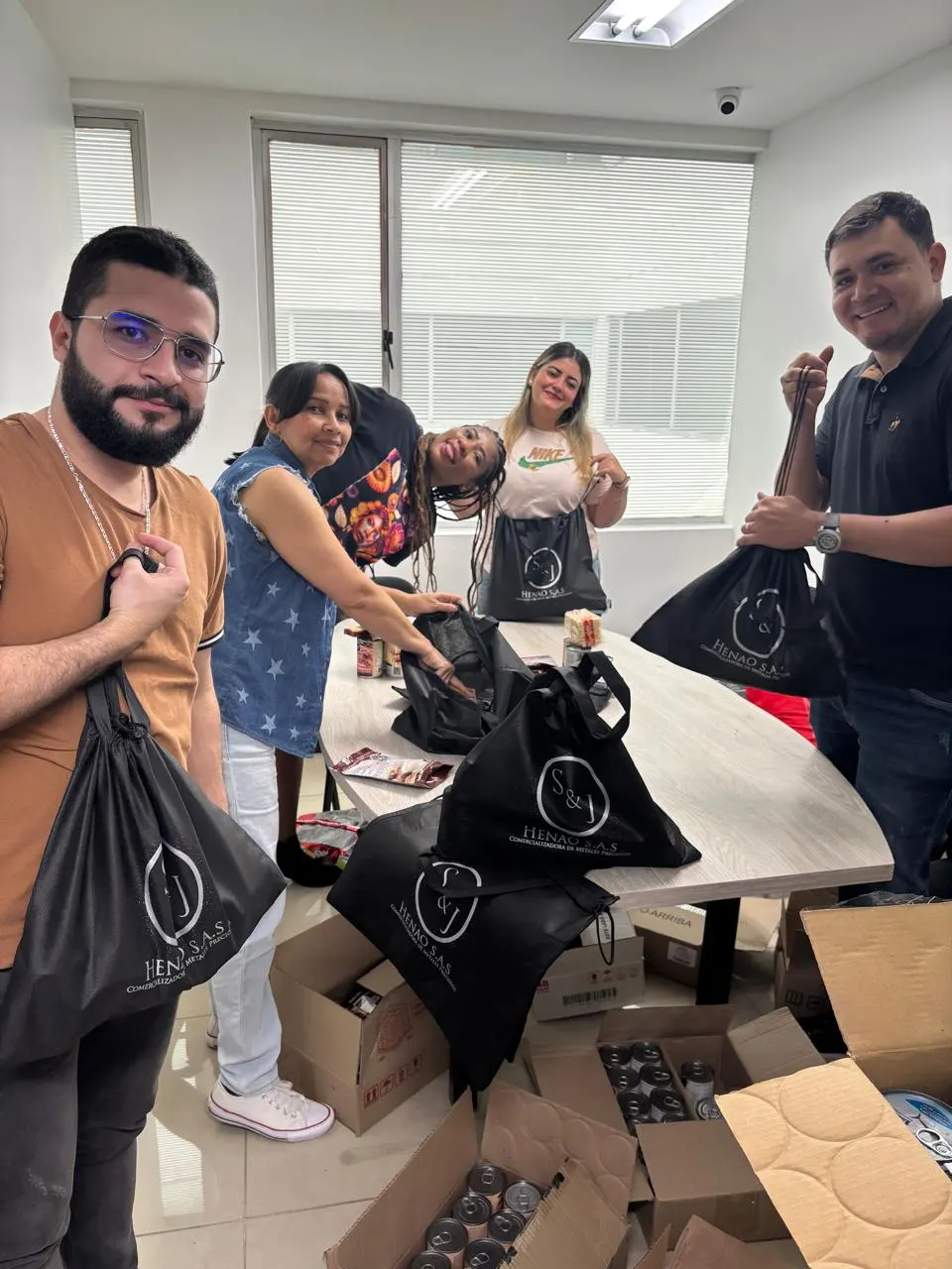 Integrantes del equipo preparando bolsas de ayudas con mercados