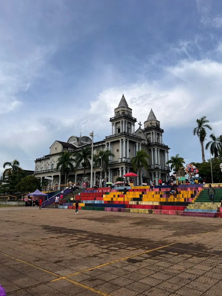 Catedral de Quibdó vista desde la plaza